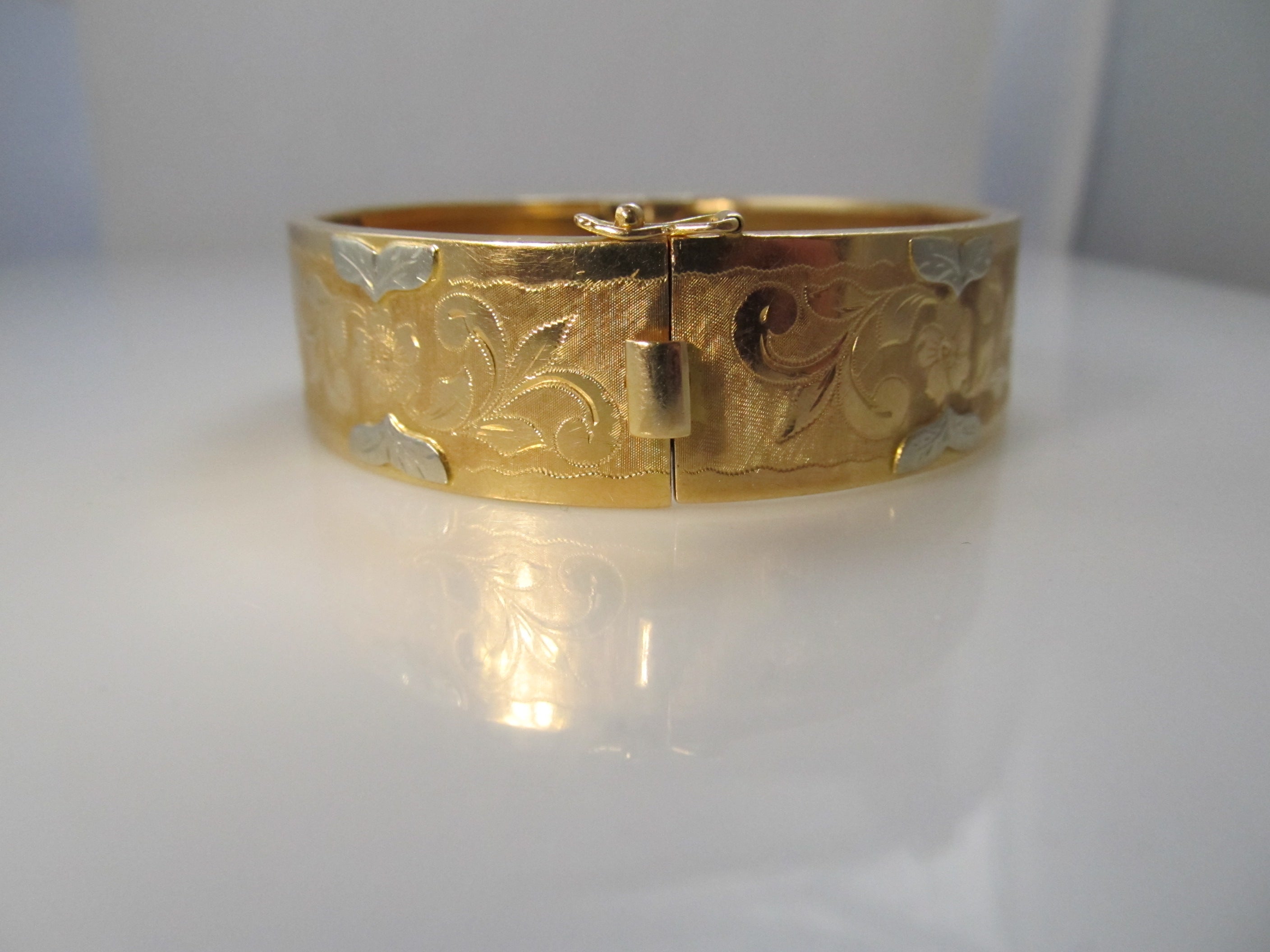 Vintage hand engraved 18k bangle bracelet