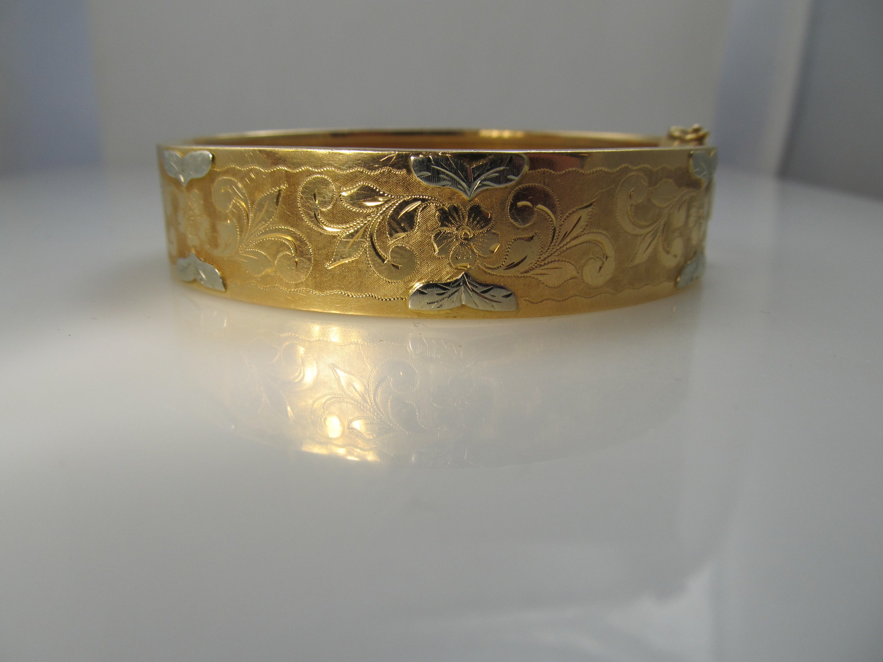 Vintage hand engraved 18k bangle bracelet