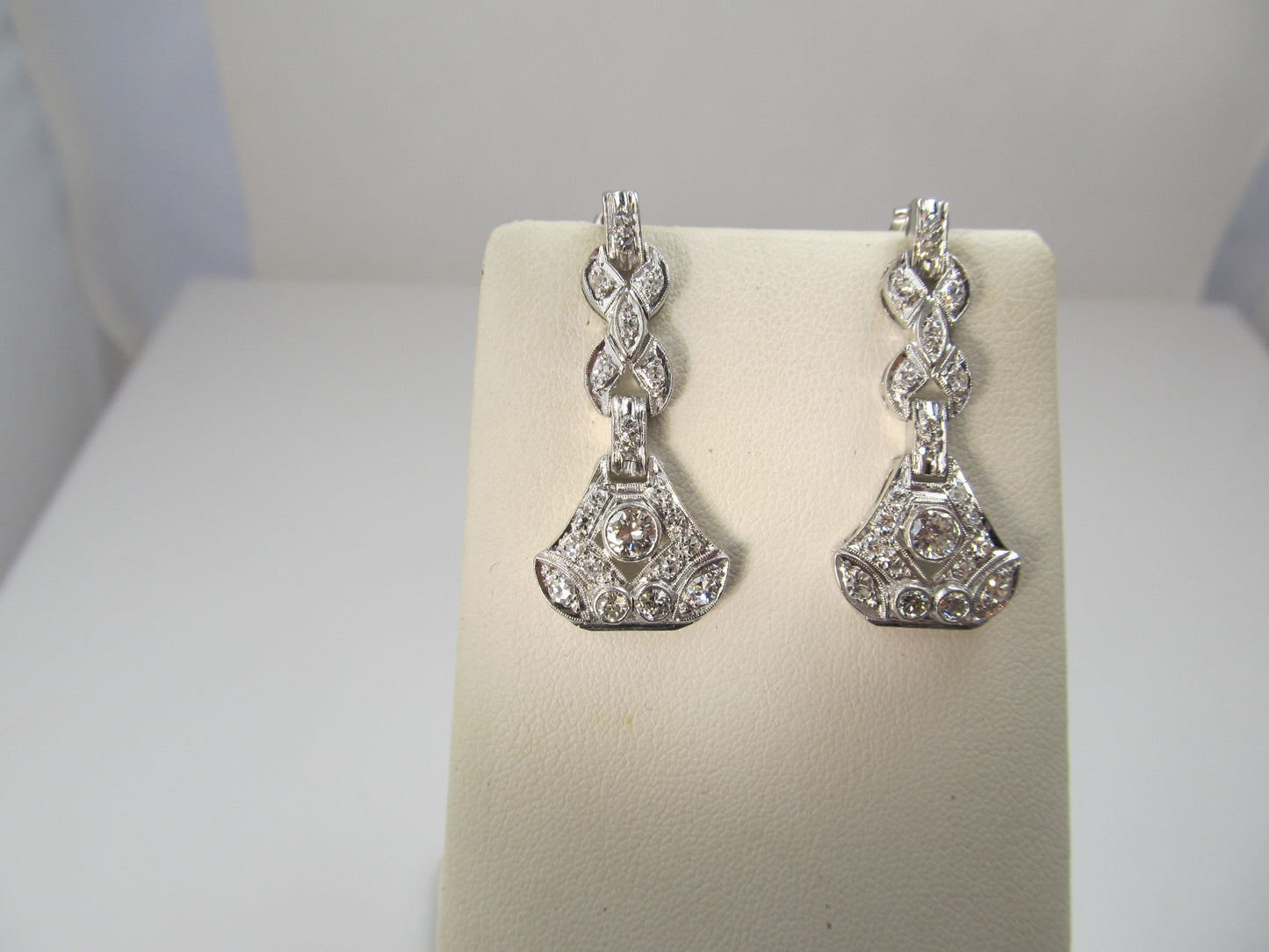Vintage platinum drop earrings with 2cts in diamonds
