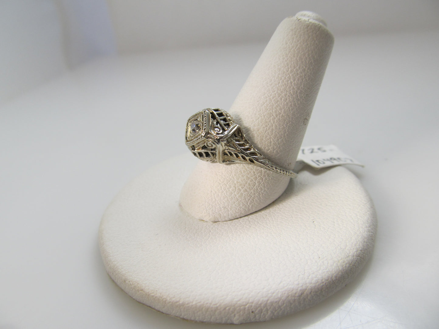 Vintage 18k white gold filigree diamond ring