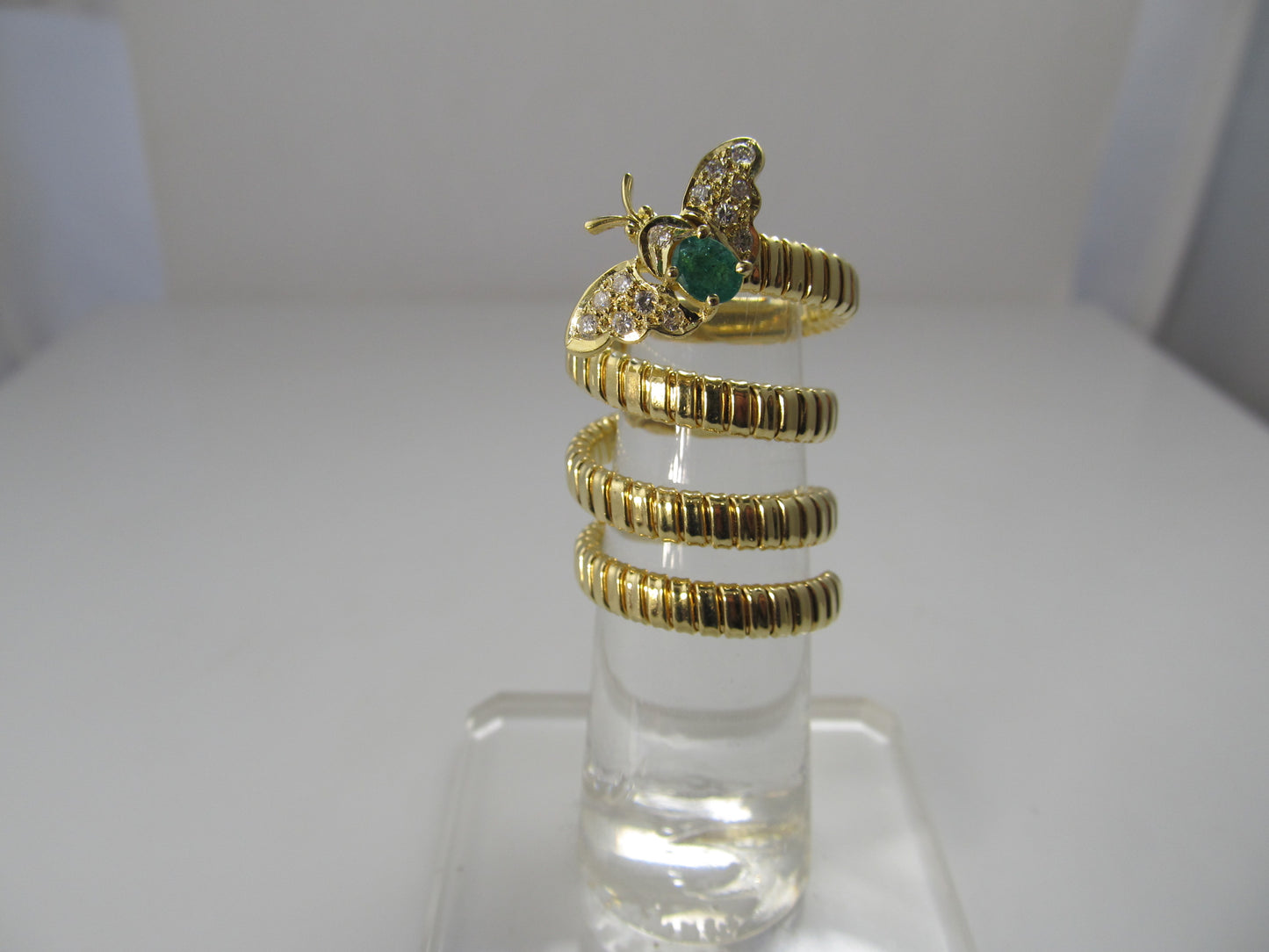 18k coiled ring with a bug