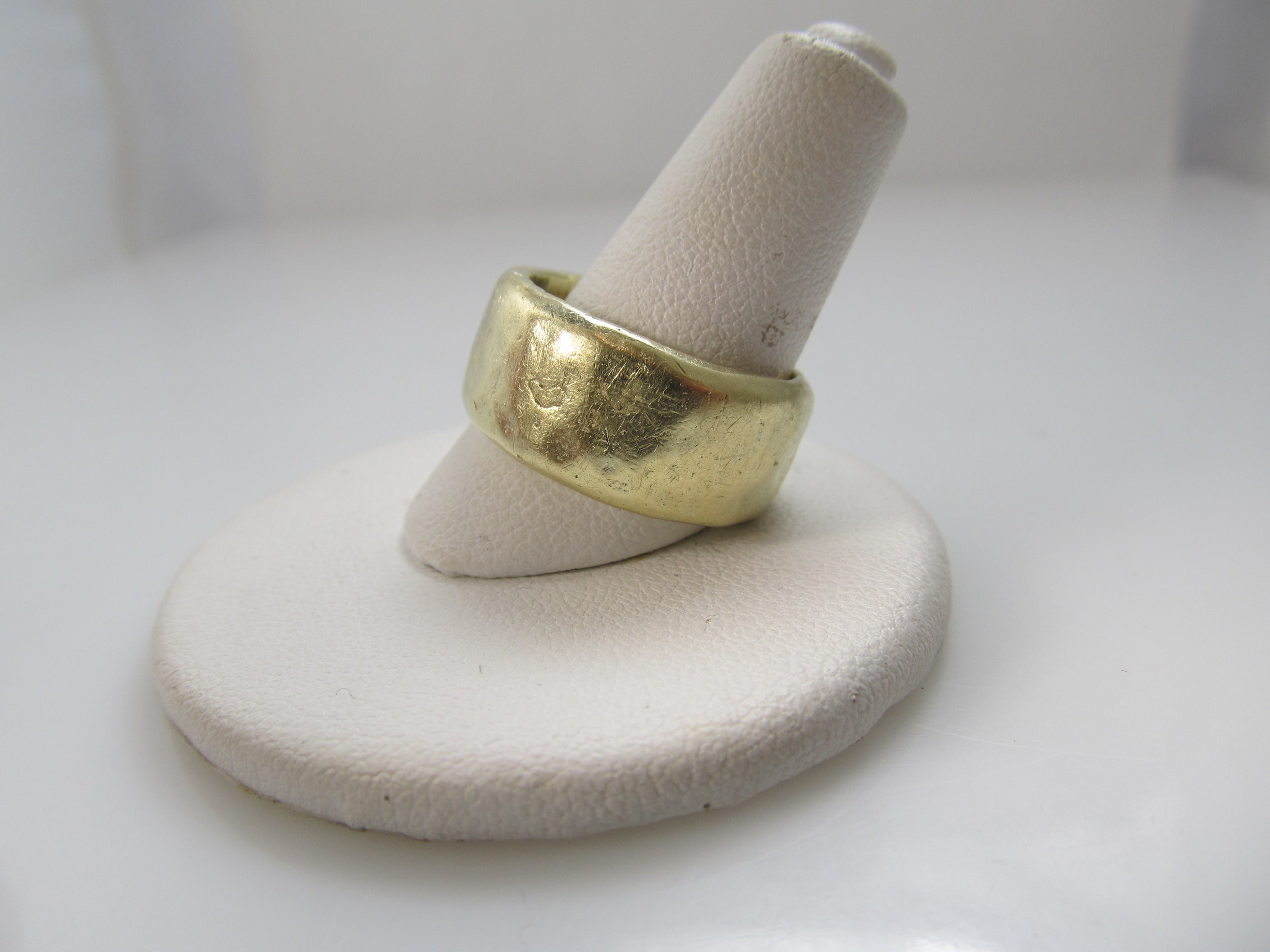 Jes MaHarry 22k yellow gold hammered band