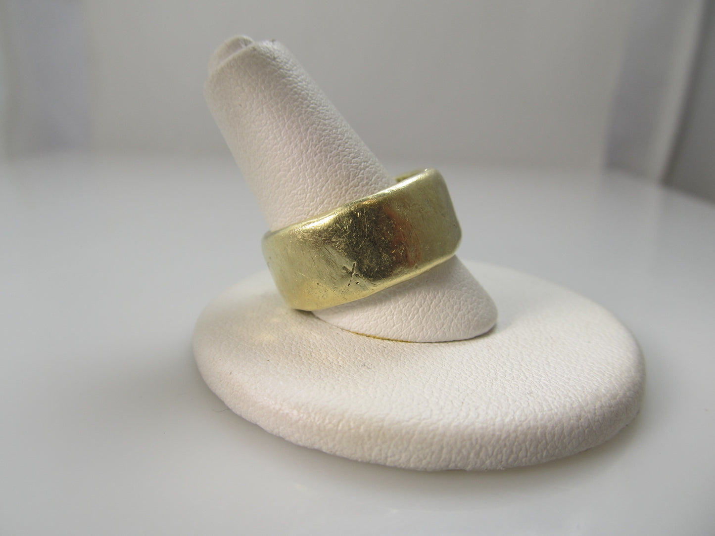 Jes MaHarry 22k yellow gold hammered band
