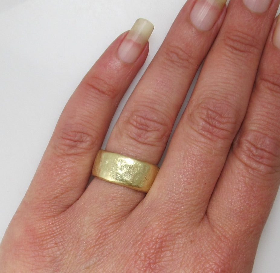Jes MaHarry 22k yellow gold hammered band