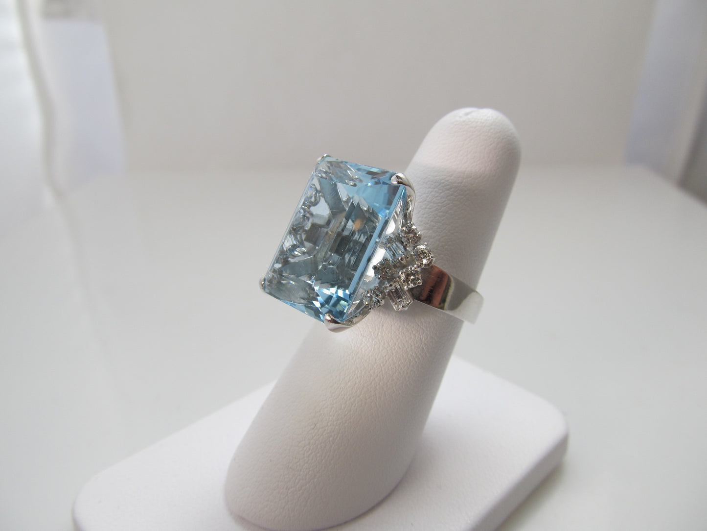 Amazing 14k white gold 19.00 aquamarine diamond ring