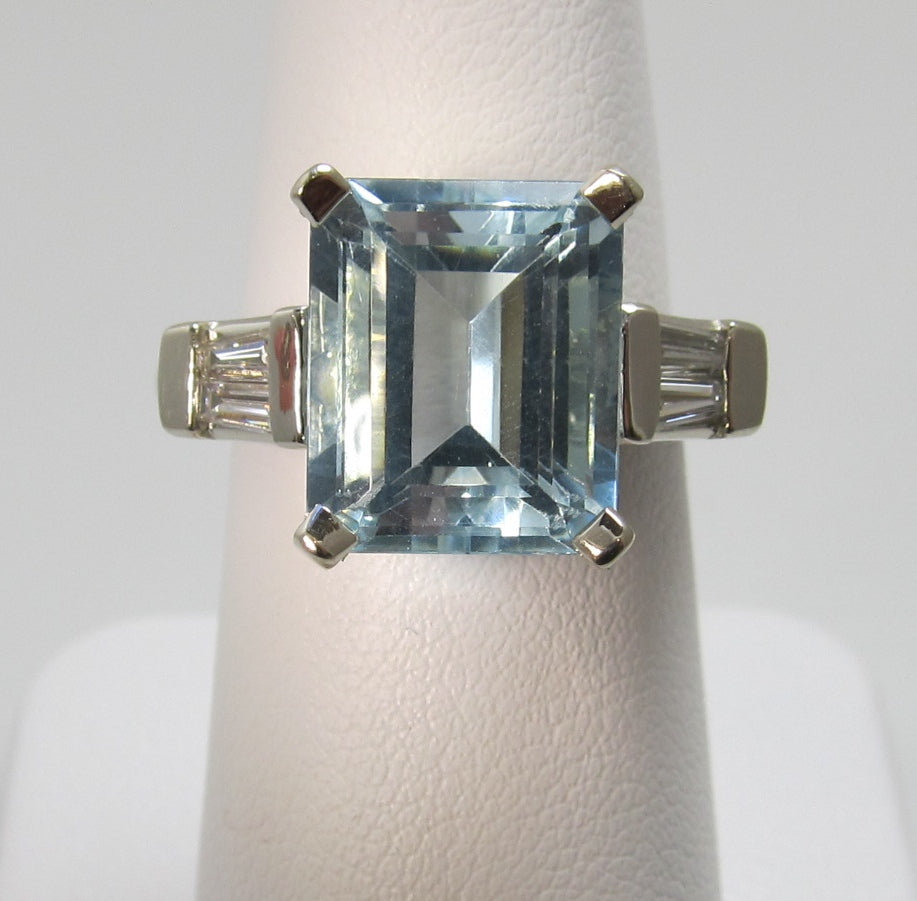 Great 14k white gold aquamarine diamond ring