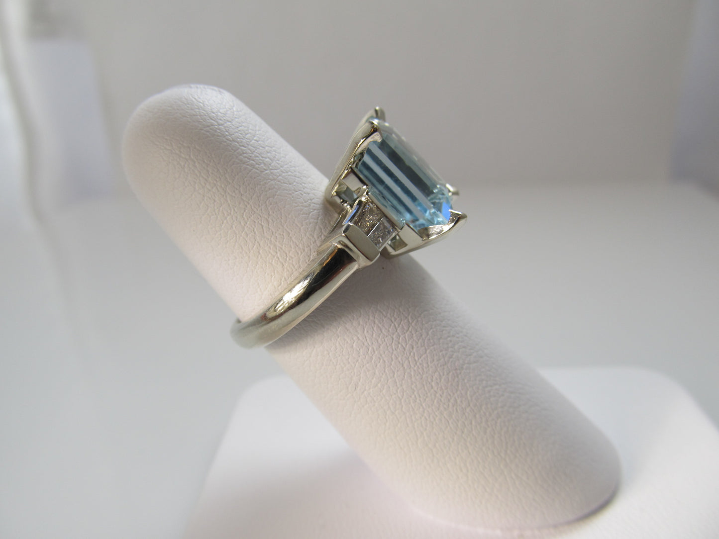 Great 14k white gold aquamarine diamond ring