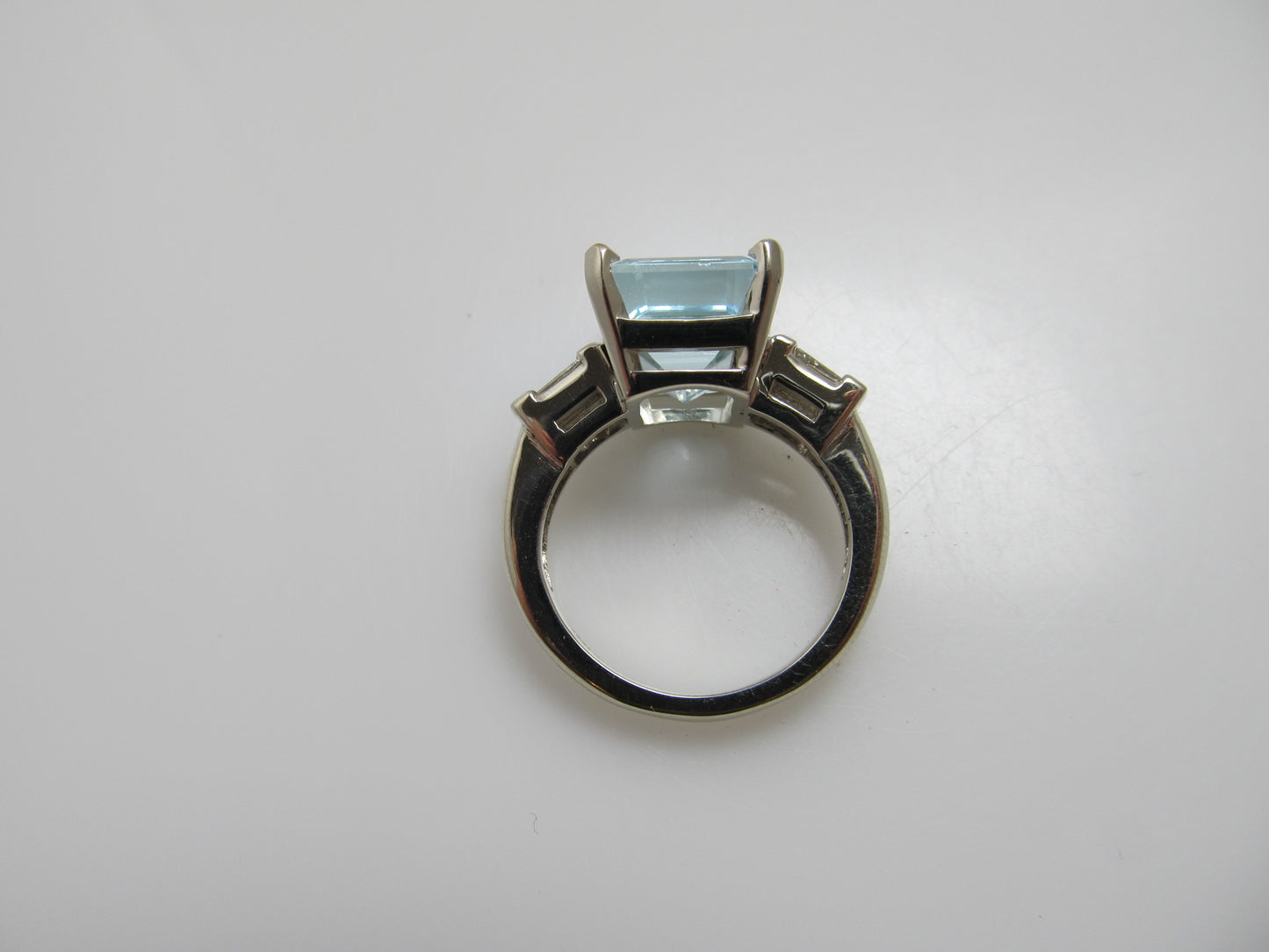 Great 14k white gold aquamarine diamond ring
