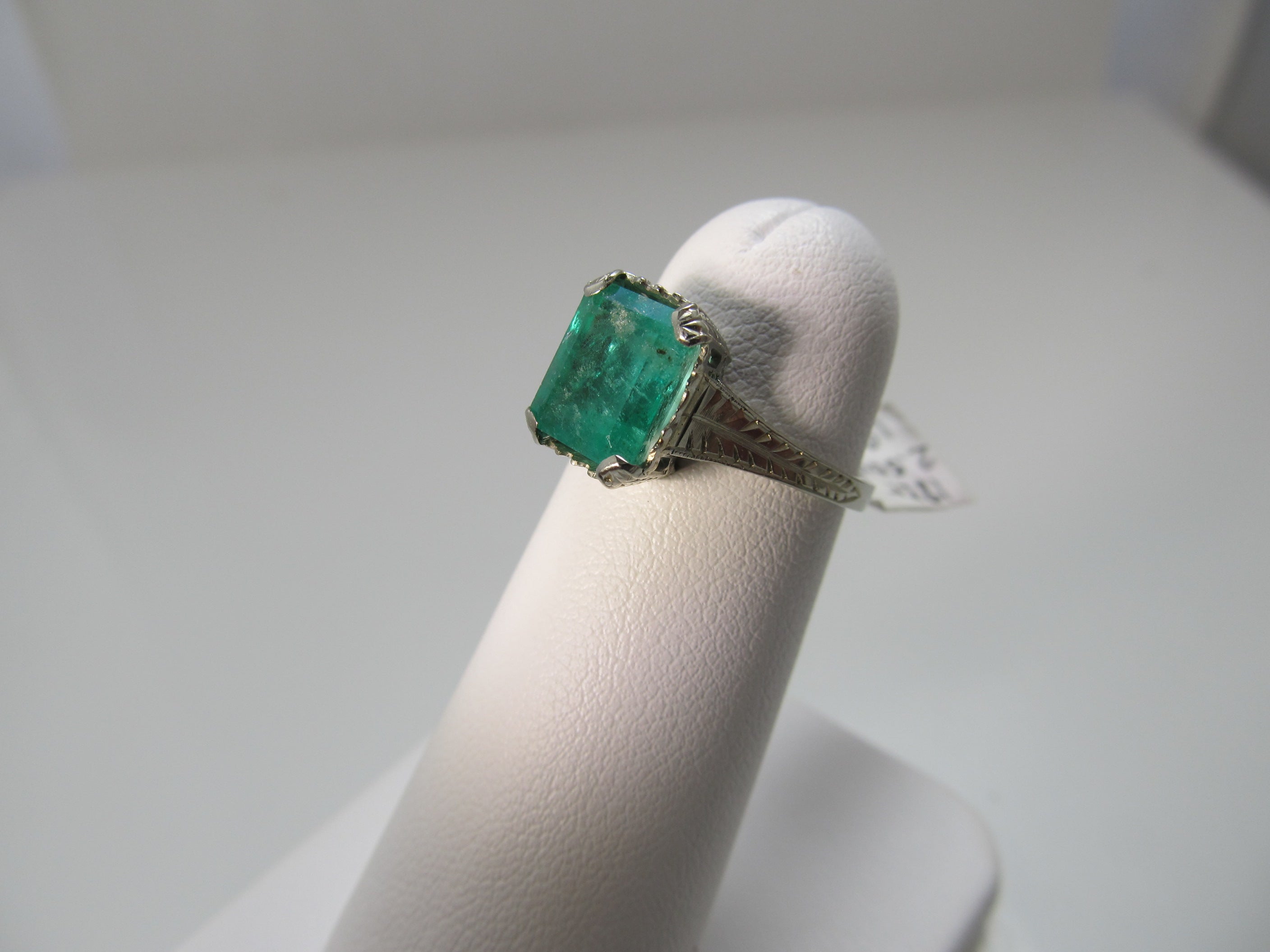 Vintage 18k white gold 2.50ct emerald ring