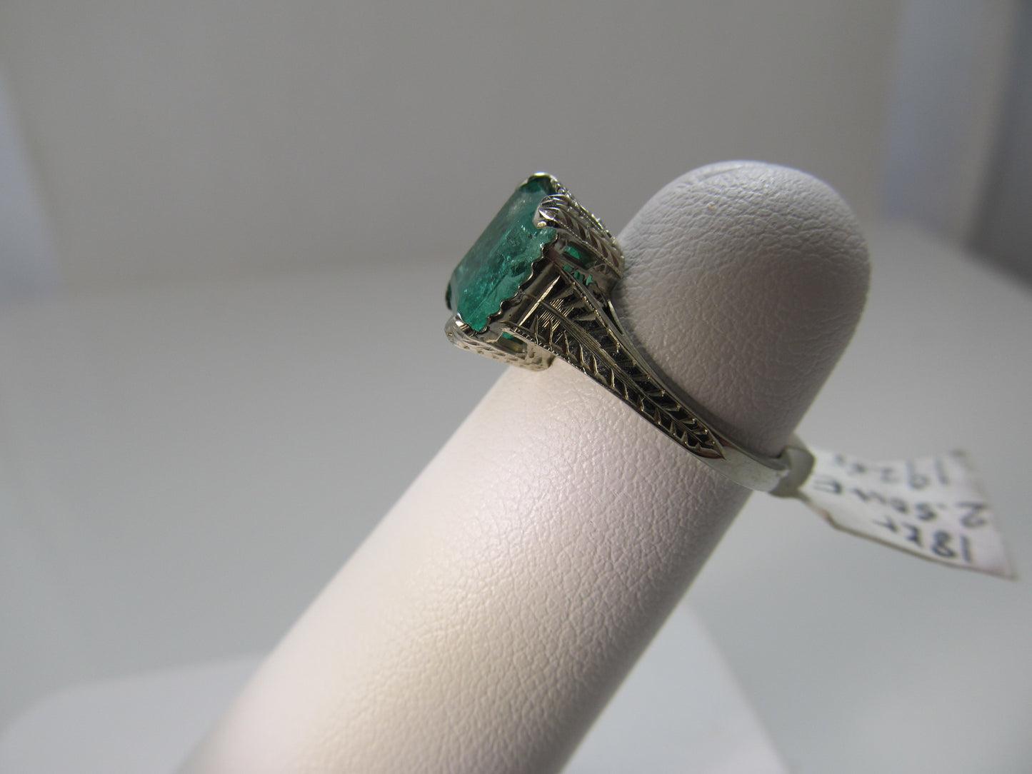 Vintage 18k white gold 2.50ct emerald ring