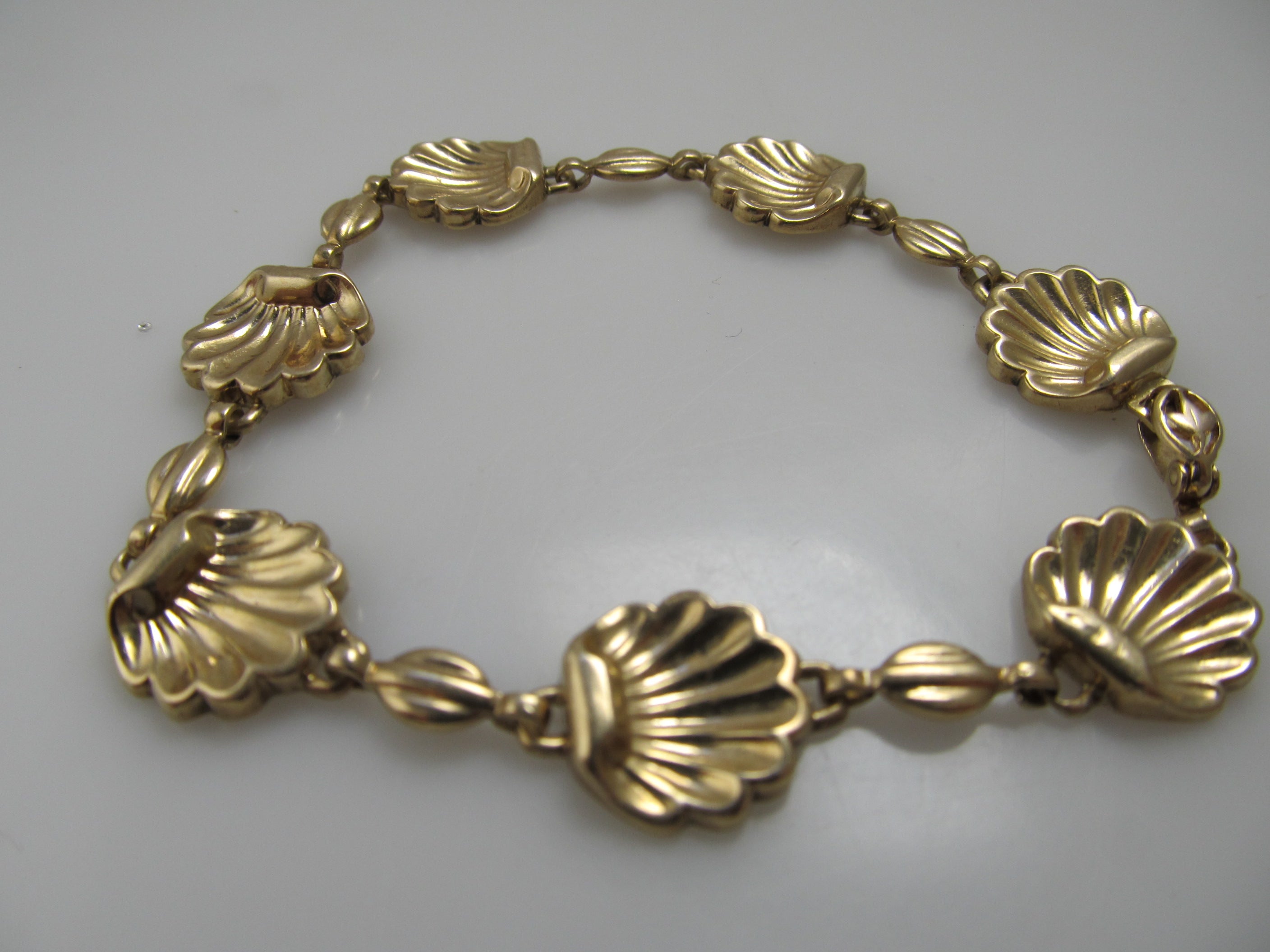 VIntage yellow gold shell bracelet