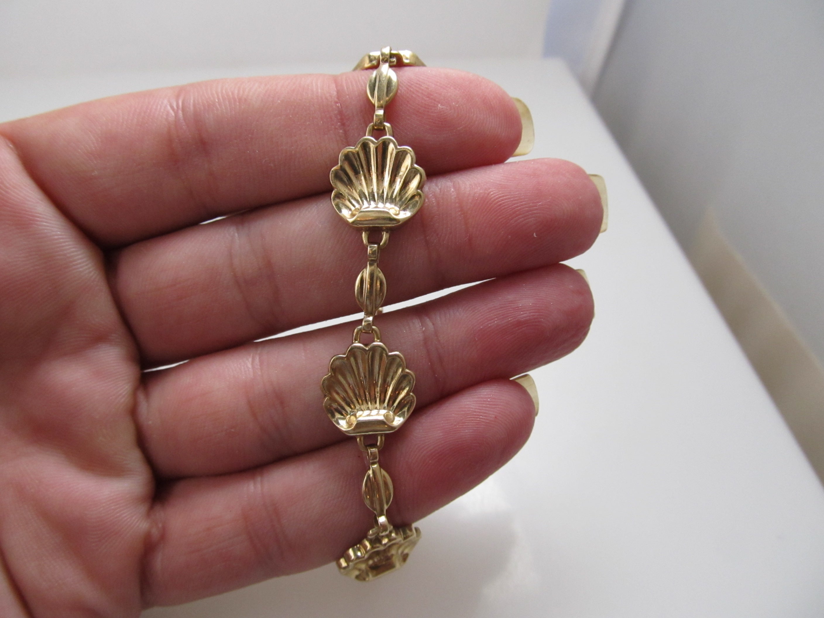 VIntage yellow gold shell bracelet