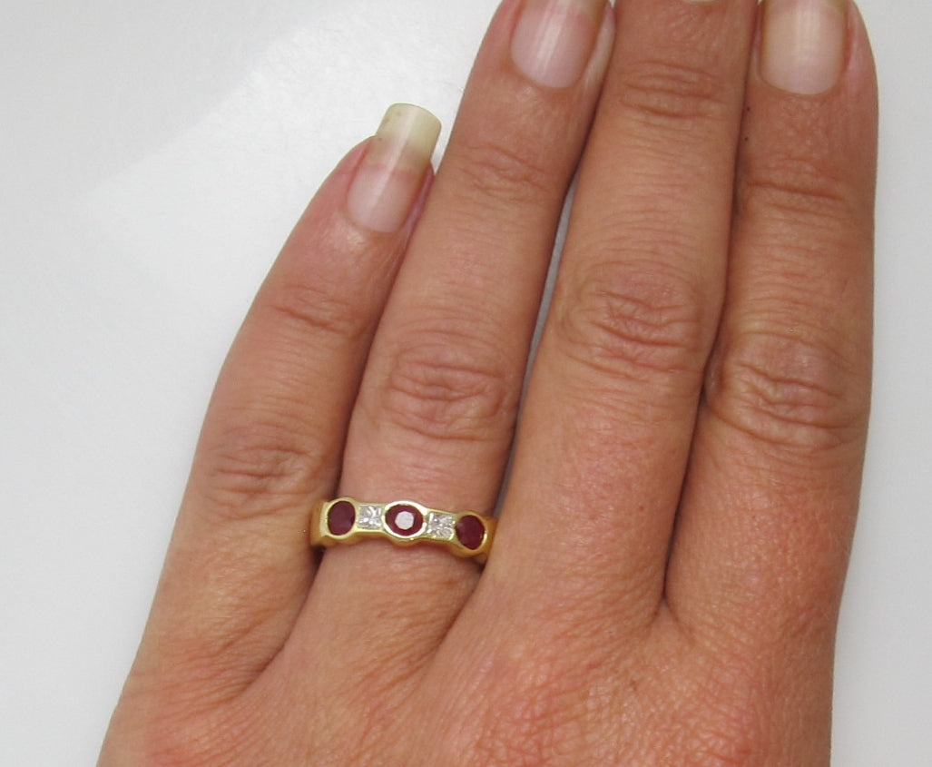 Fine 18k yellow gold ruby and diamond band