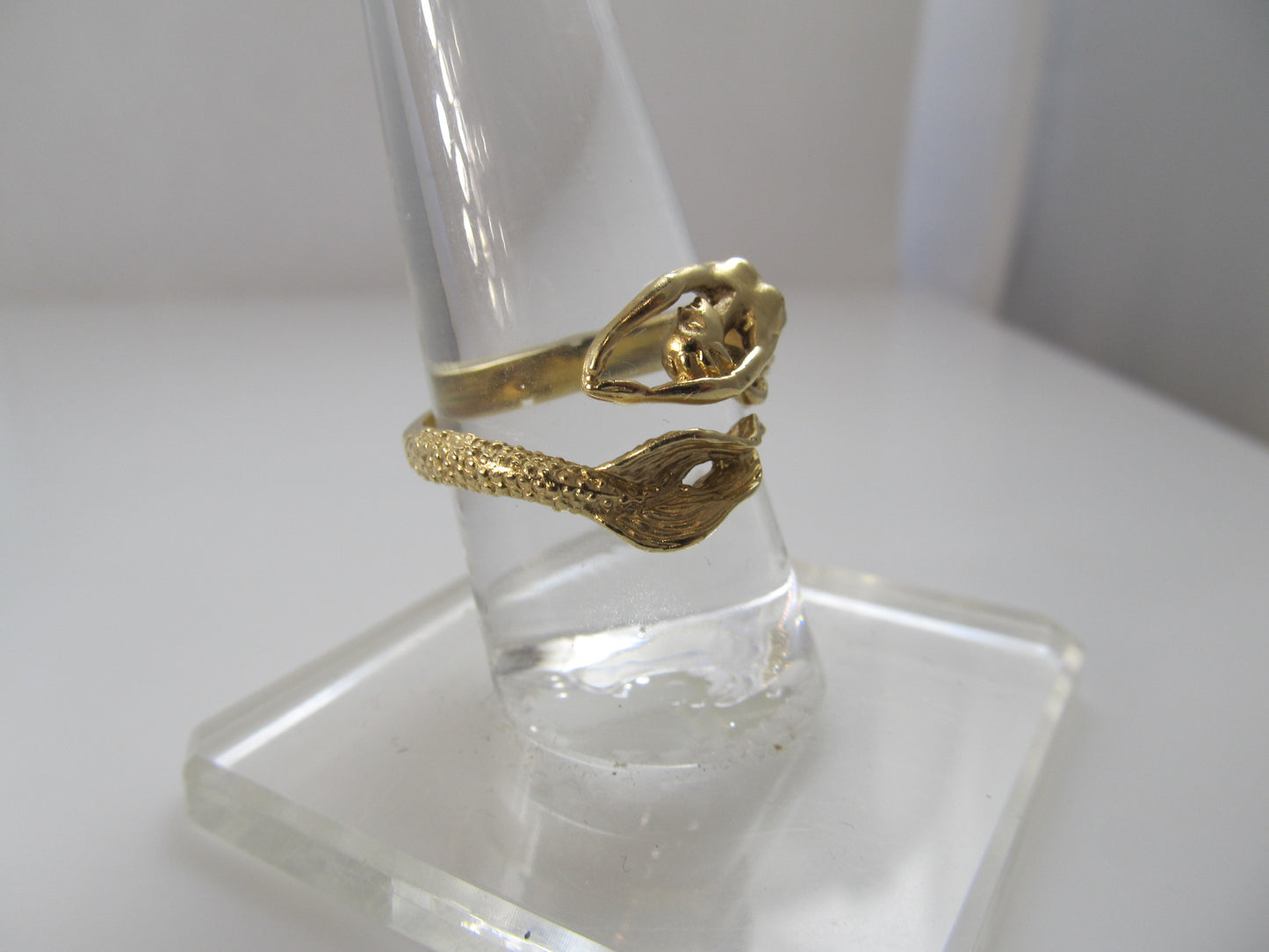 Detailed 14k yellow gold mermaid ring