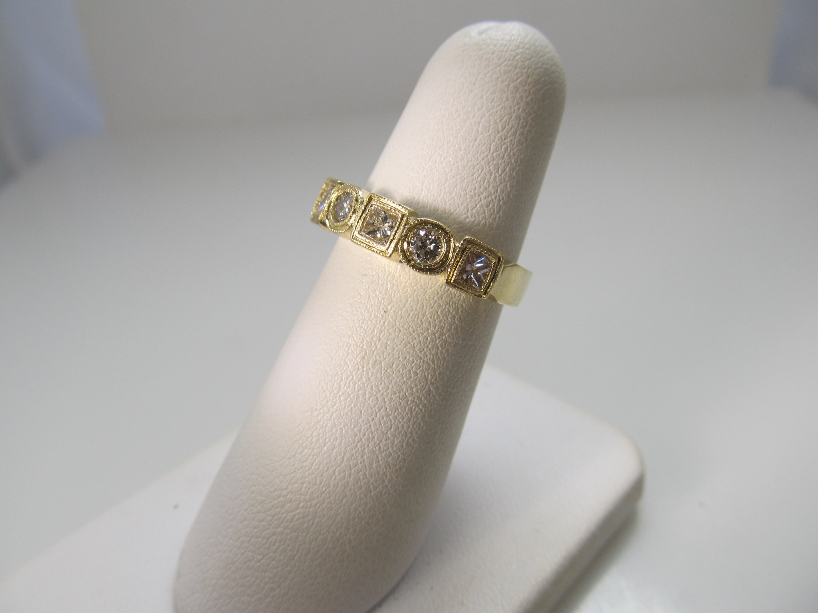 18k yellow gold diamond band