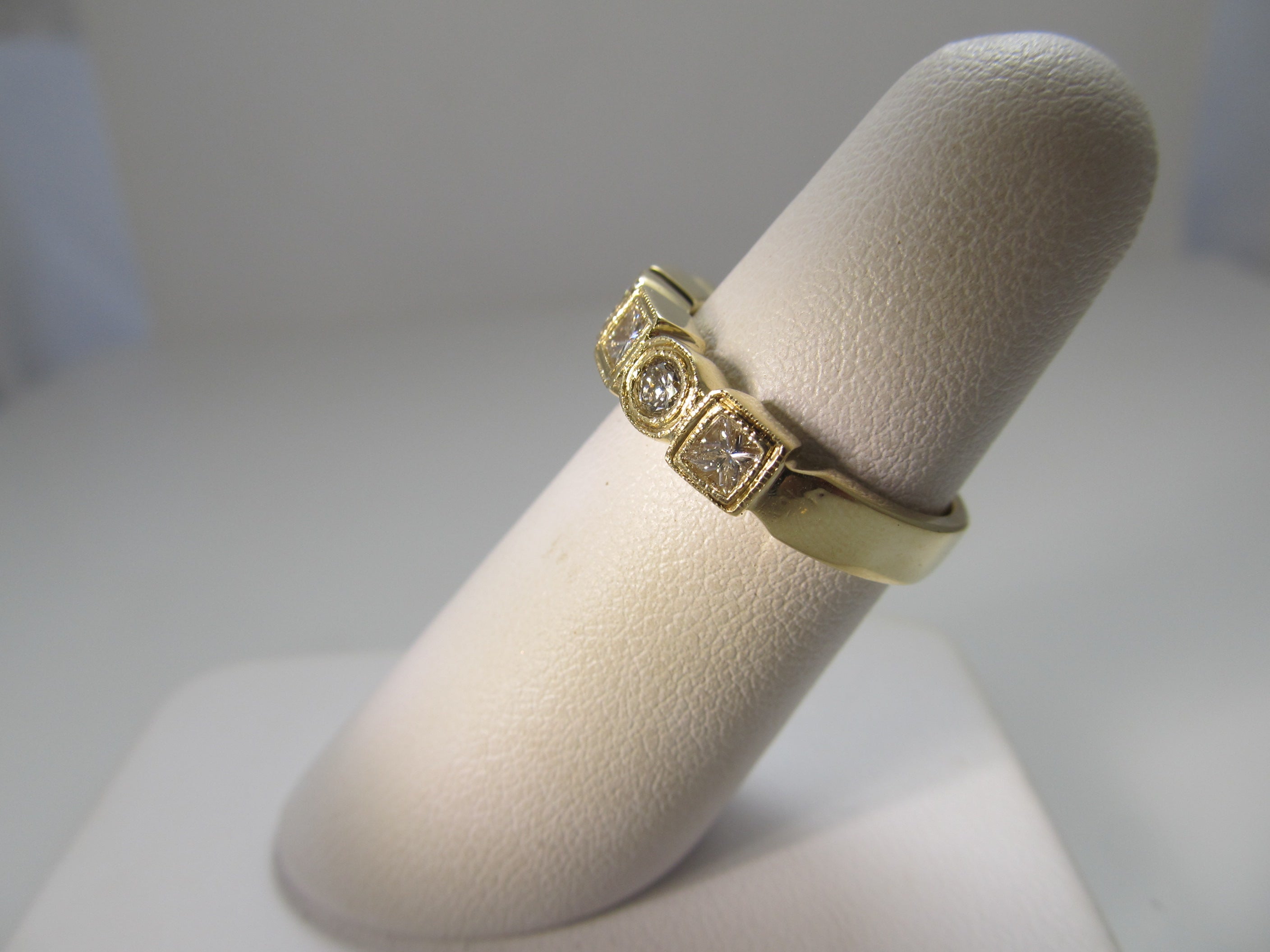 18k yellow gold diamond band