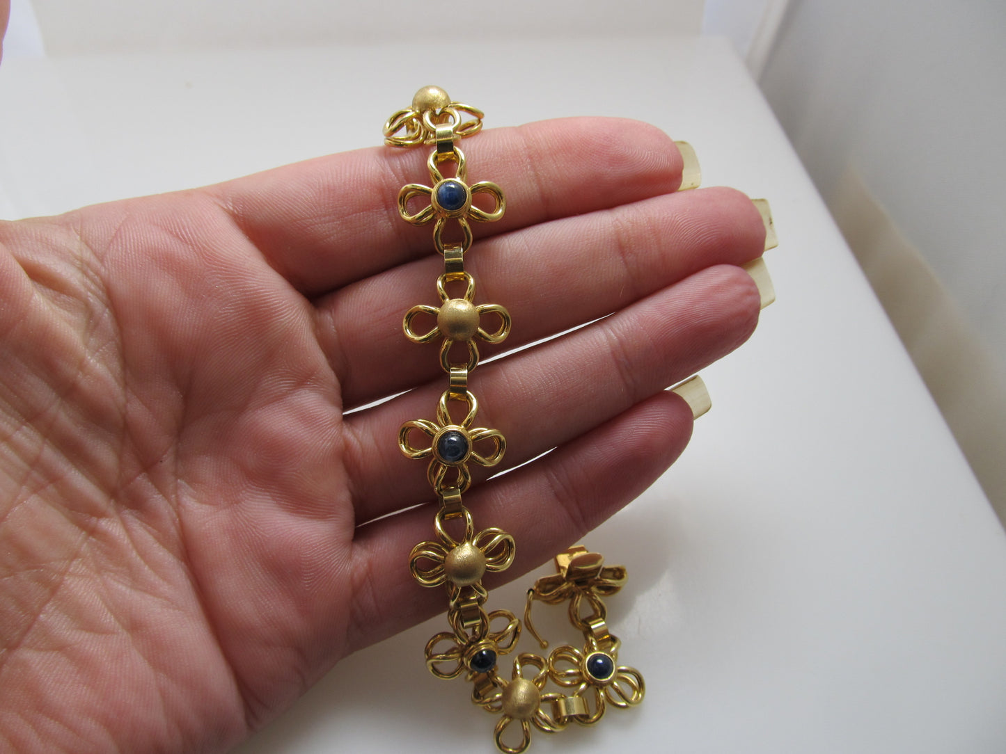 Yellow gold flower bracelet with cabochon sapphires