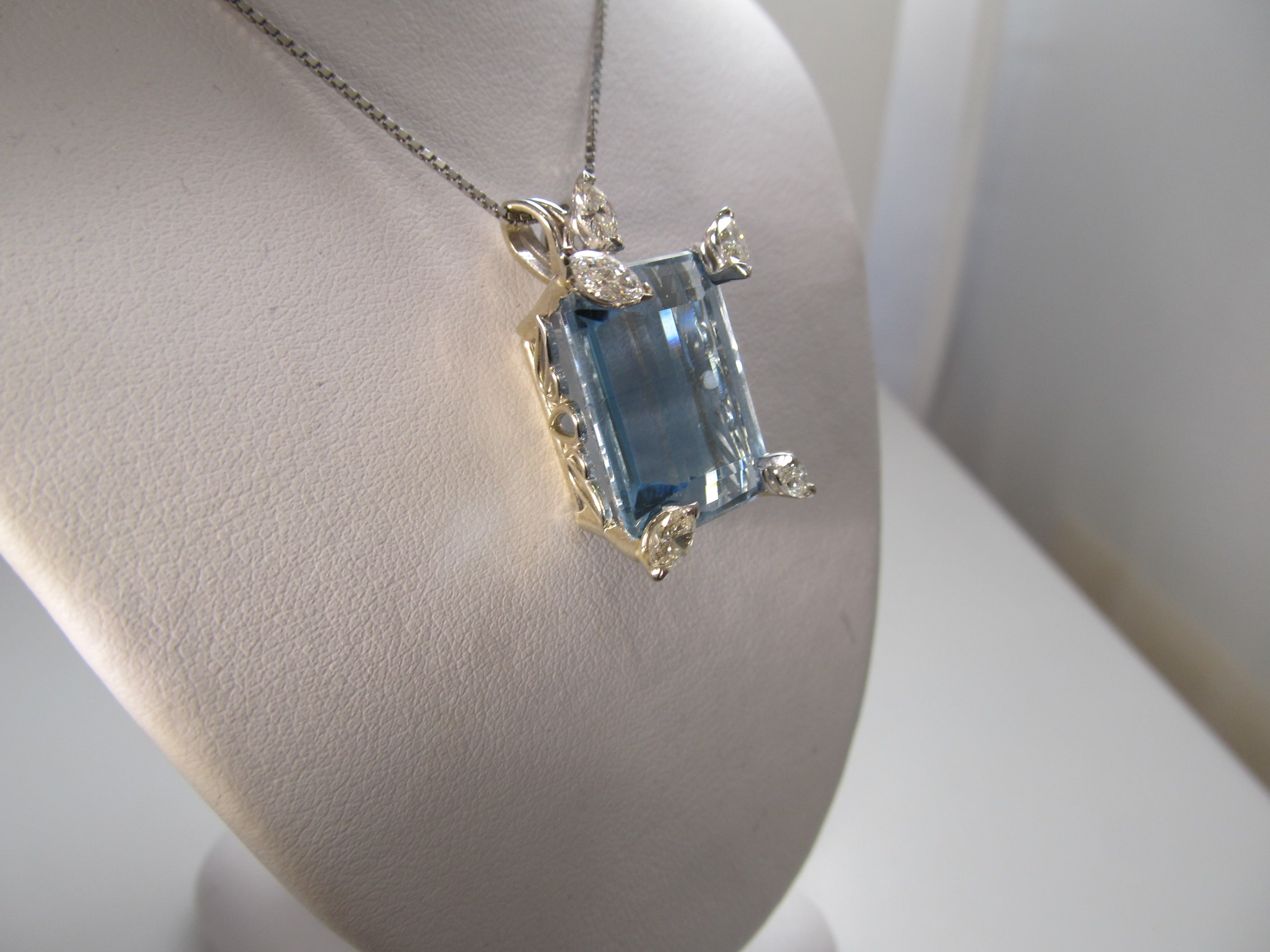 20.00ct aquamarine and diamond necklace