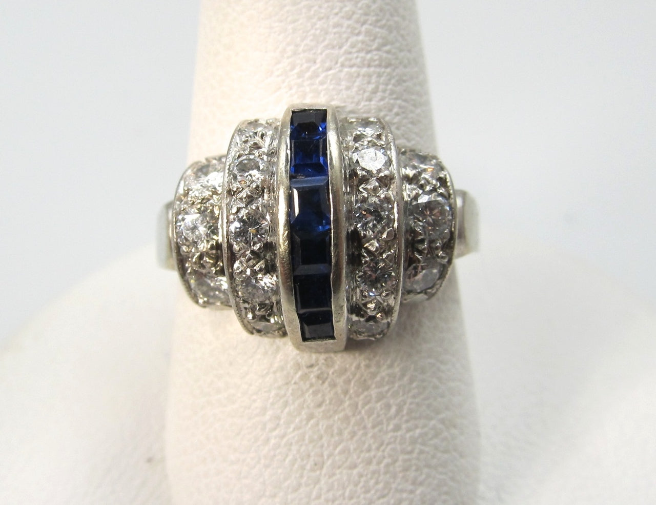 Art Deco 14k white gold ring with sapphires and 1.00ct in diamonds, VS2 F-G. Circa 1920.