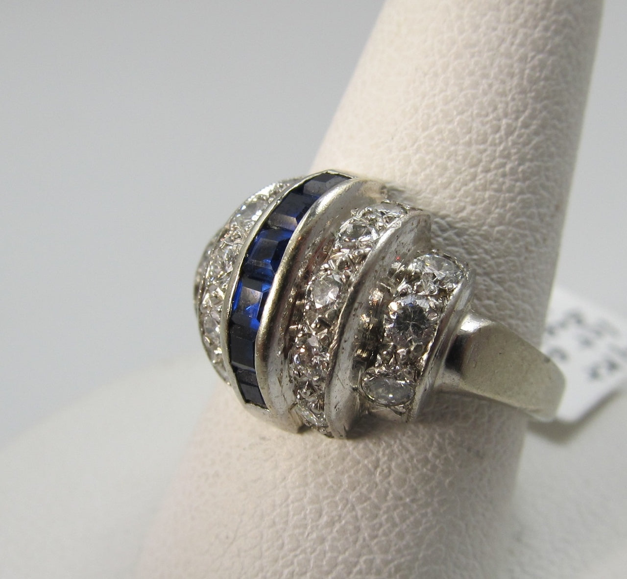 Art Deco 14k white gold ring with sapphires and 1.00ct in diamonds, VS2 F-G. Circa 1920.