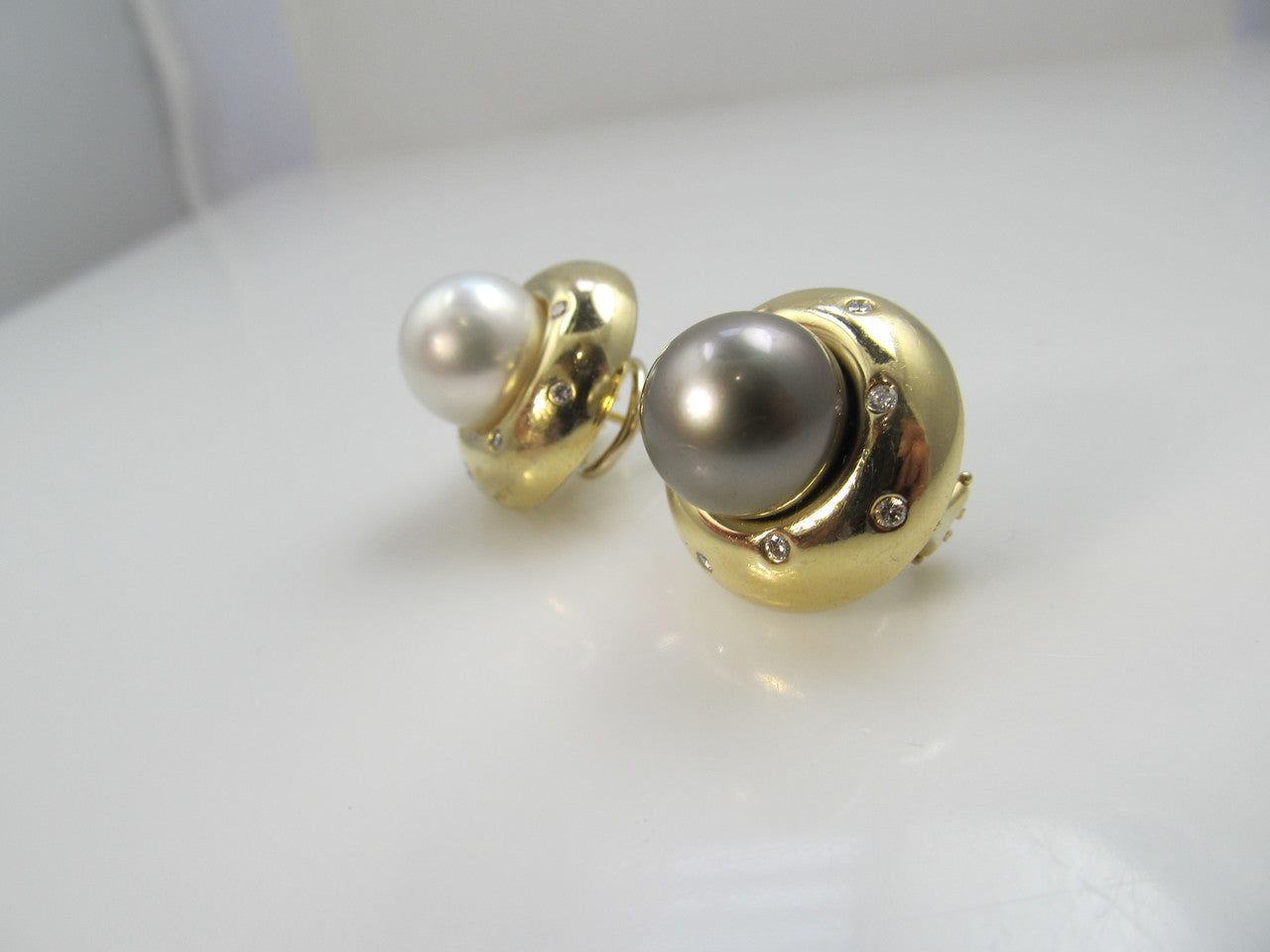 14k Yellow Gold Diamond Earrings With Black And White Pearls