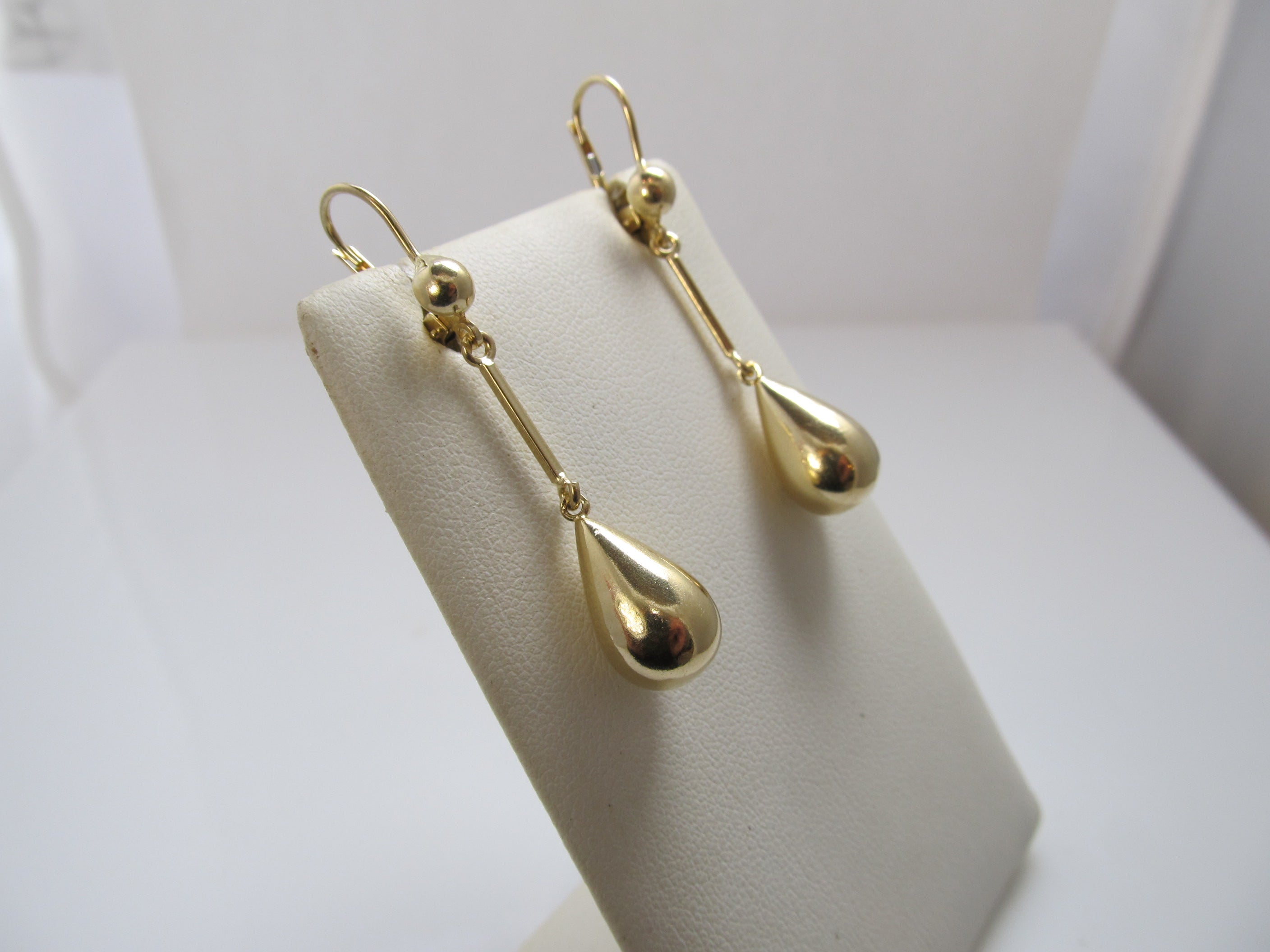 Pretty 14k yellow gold drop earrings