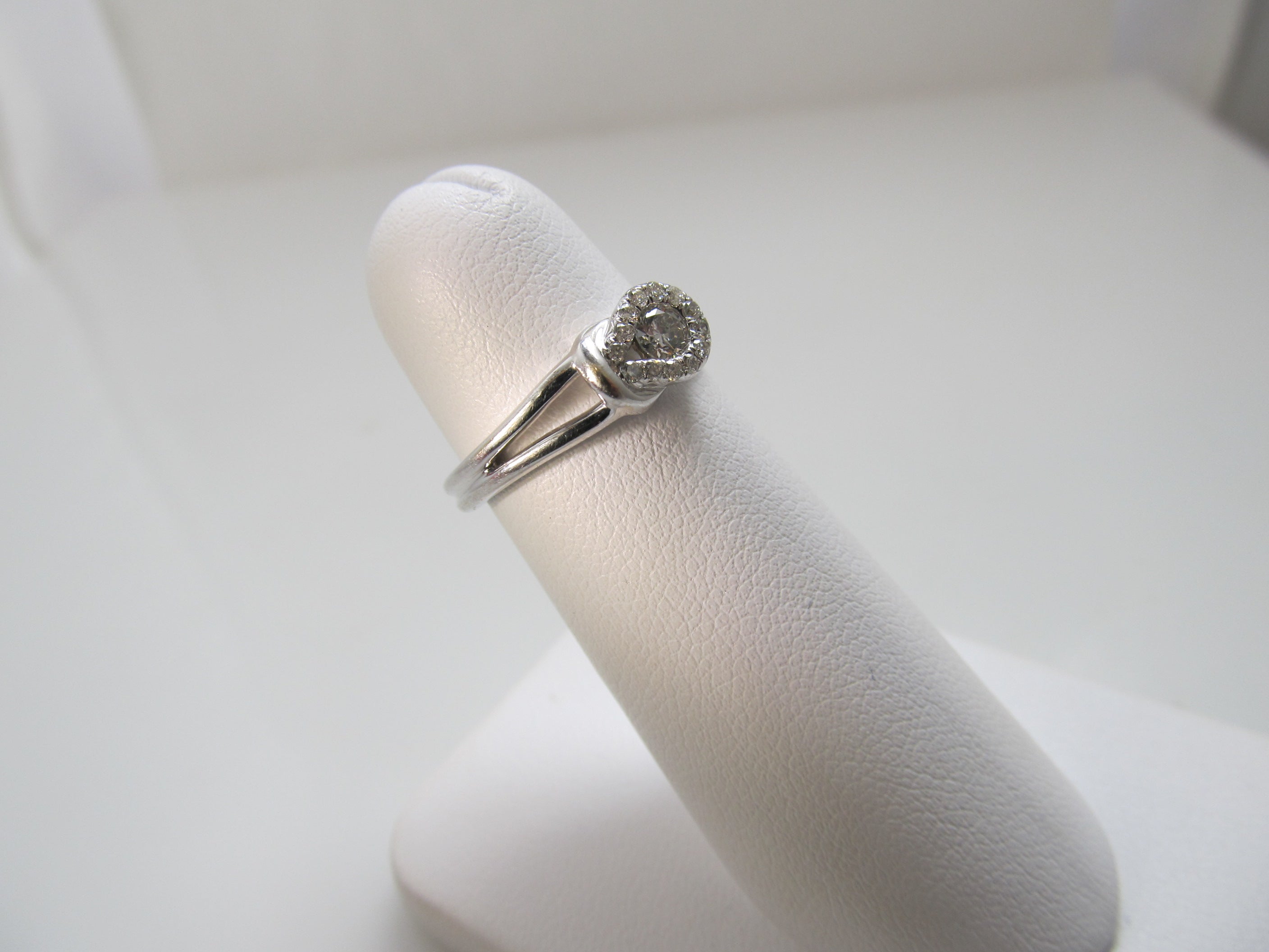 Estate 14k white gold diamond ring