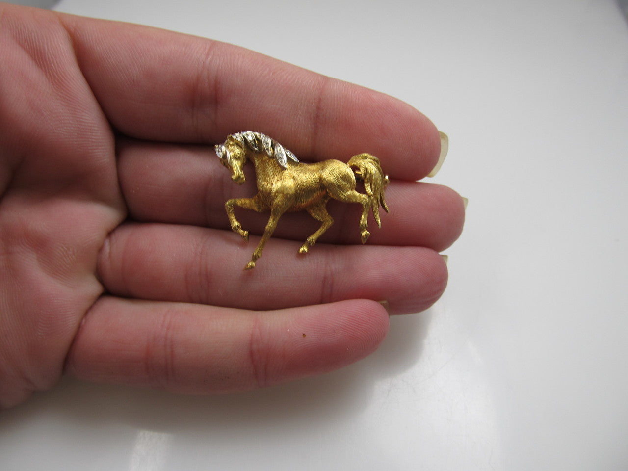 18k Yellow Gold Horse Pin With Diamonds