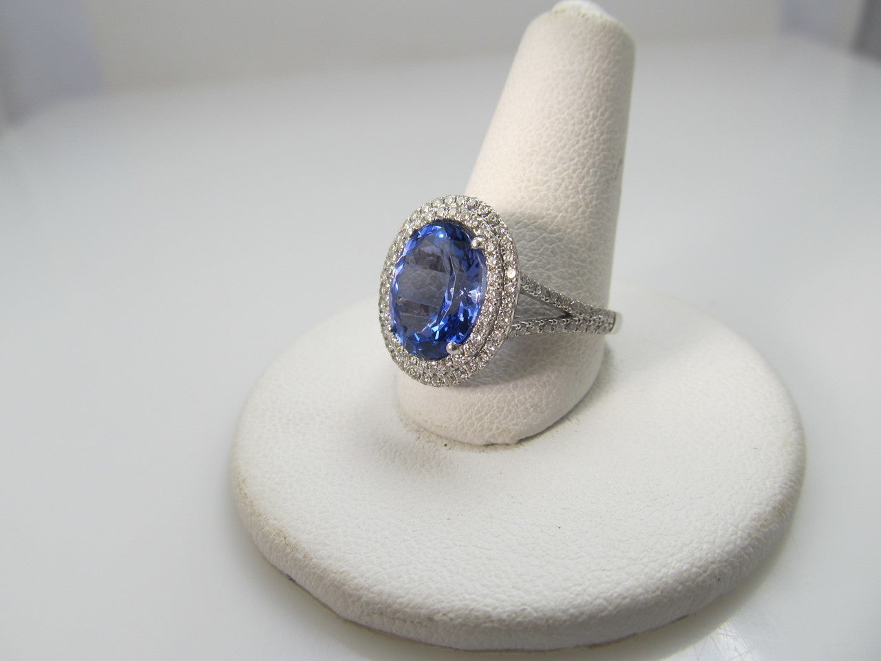 14k White Gold Ring With A 3ct Tanzanite And 1.30cts In Diamonds