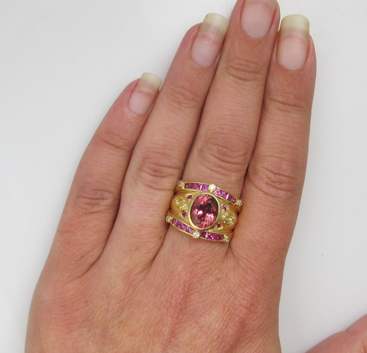 18k Yellow Gold Cigar Band Ring With A 2.50ct Center Pink Tourmaline And .20cts In Diamonds