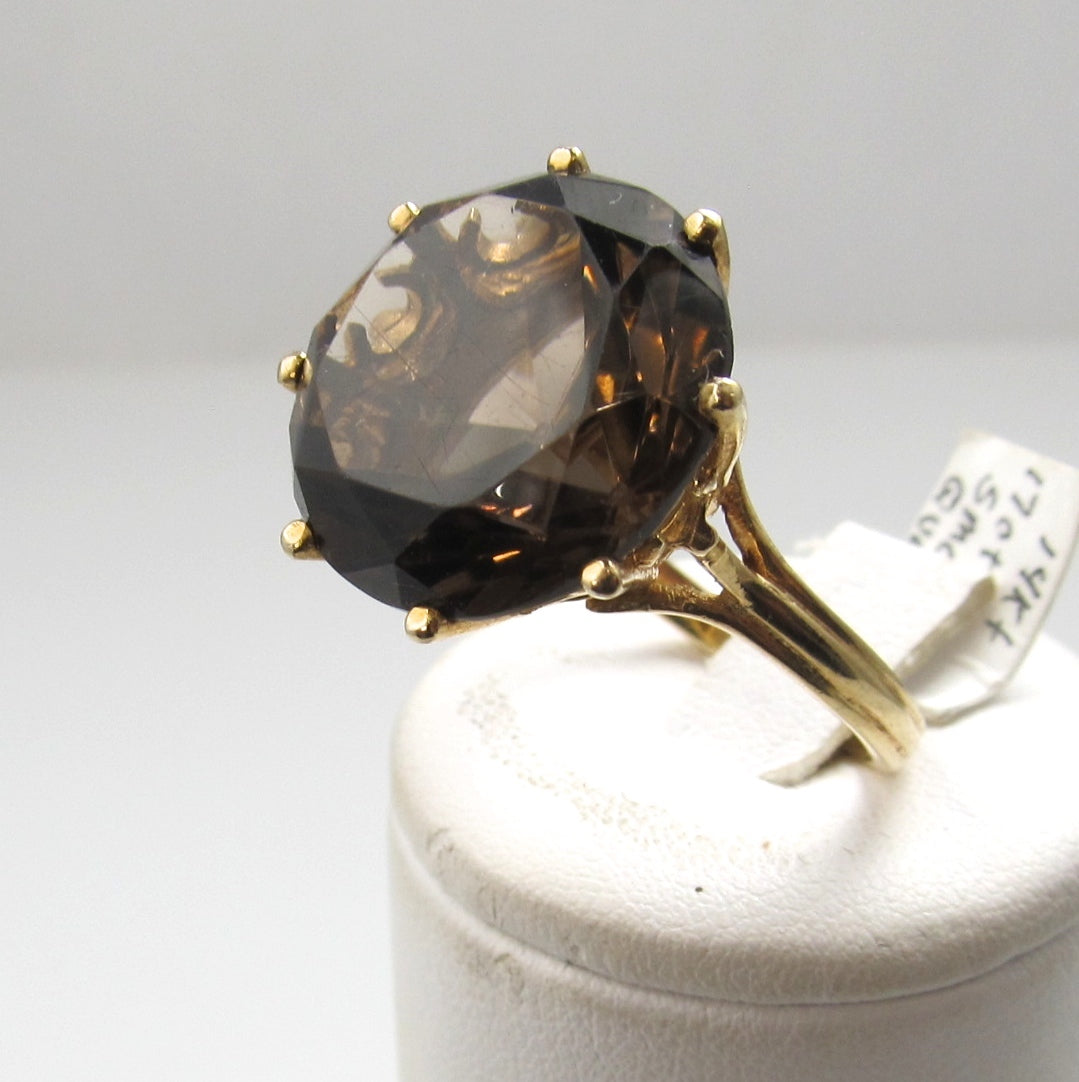 Vintage 14k Yellow Gold Ring With A 17.00ct Smokey Quartz. Circa 1950.