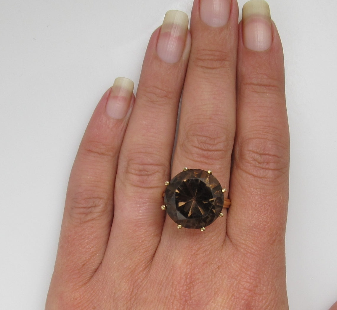 Vintage 14k Yellow Gold Ring With A 17.00ct Smokey Quartz. Circa 1950.