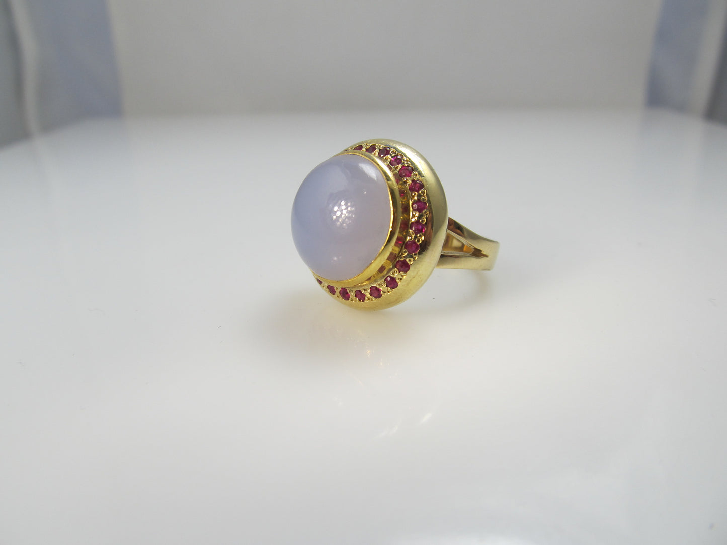 18k Yellow Gold Ring With Rubies And Chalcedony