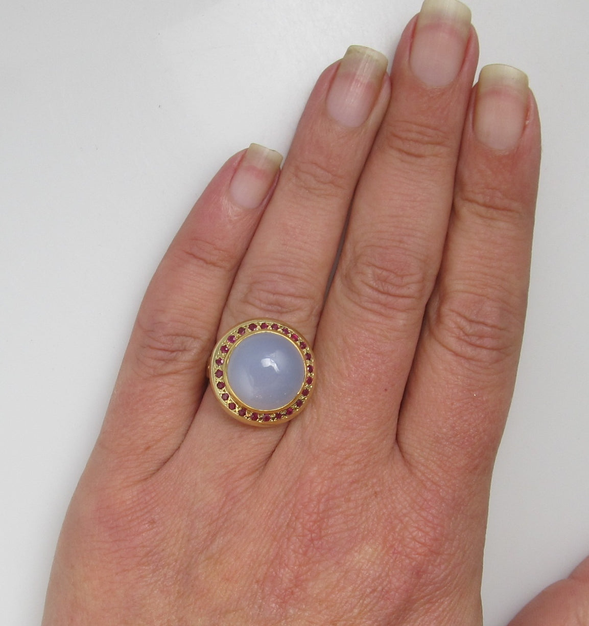18k Yellow Gold Ring With Rubies And Chalcedony