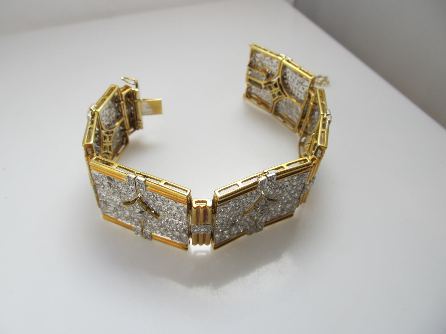 Hollywood style 18k bracelet with 13.50cts in diamonds