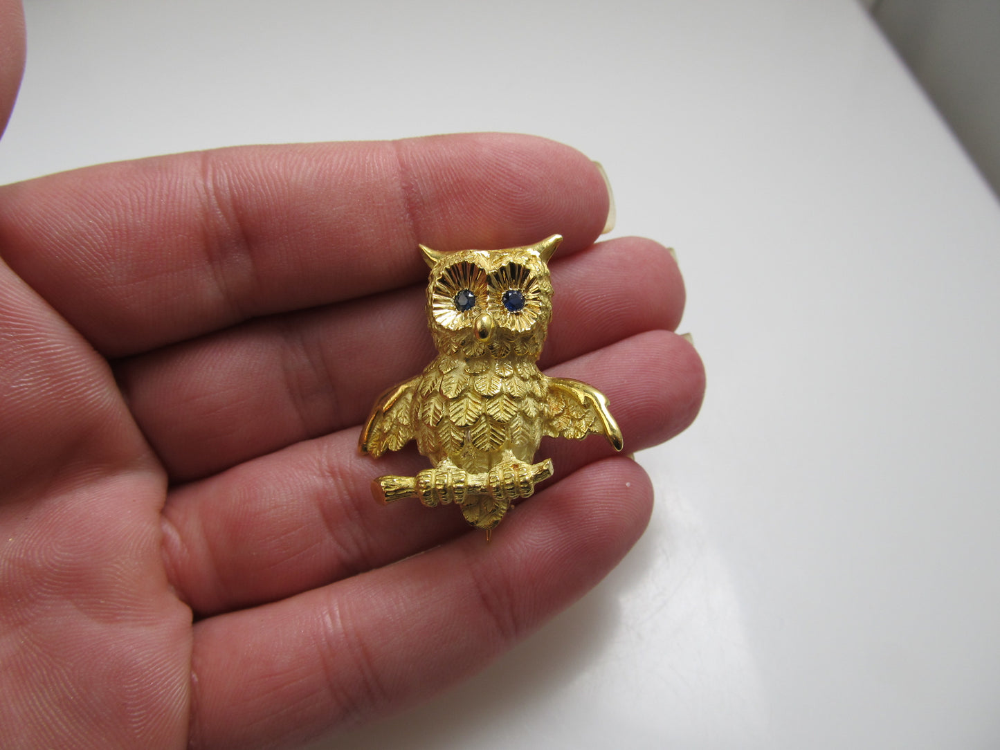 18k yellow gold owl pin with sapphire eyes, signed Soret