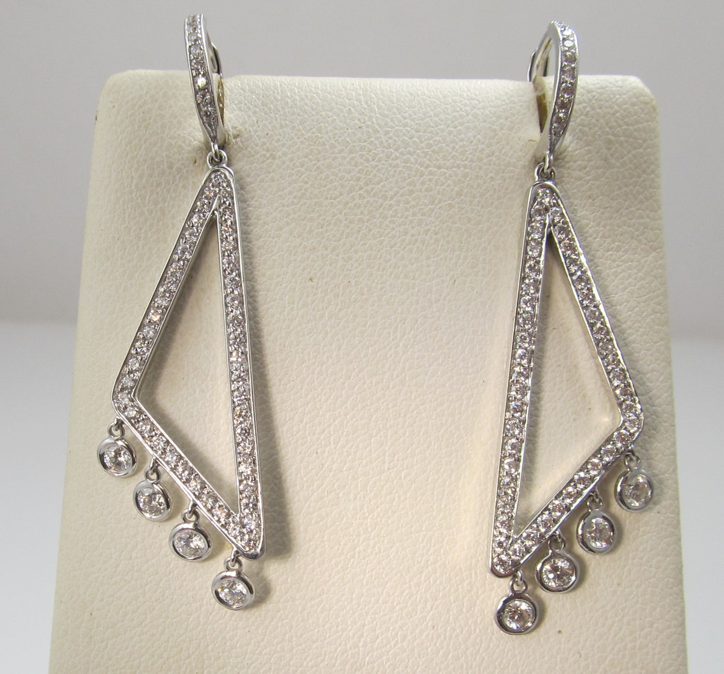 18k White Gold Earrings With 2cts In Diamonds
