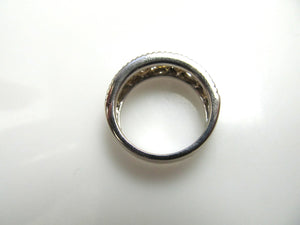 18k white gold band, 1.50ct in fancy yellow diamonds