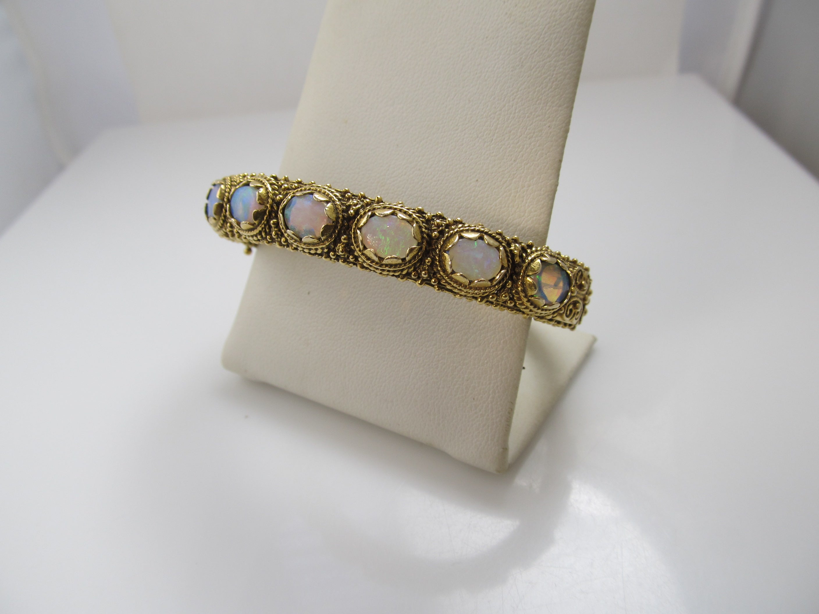 Vintage 4.00ct opal bangle bracelet, 14k yellow gold