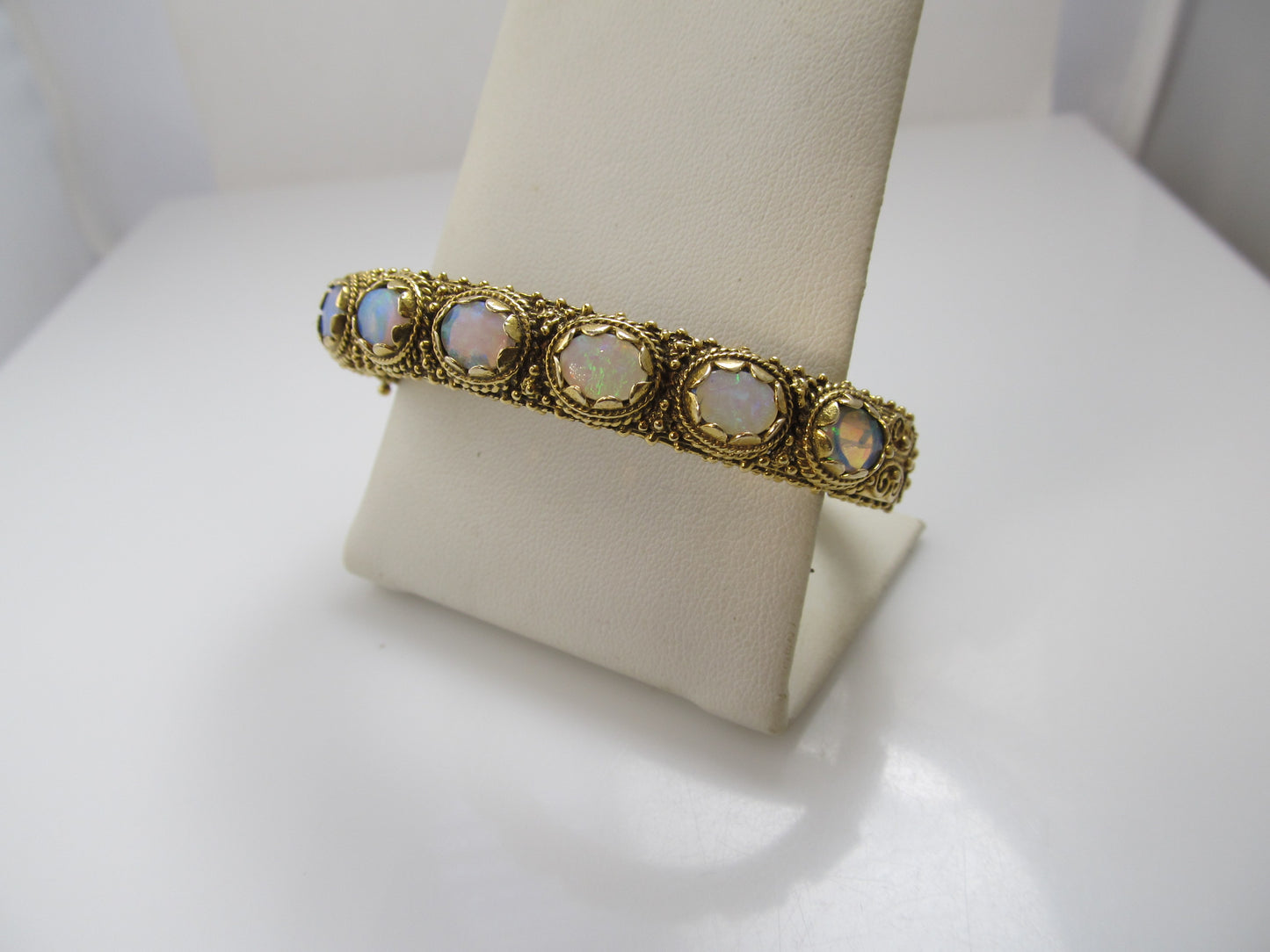 Vintage 4.00ct opal bangle bracelet, 14k yellow gold