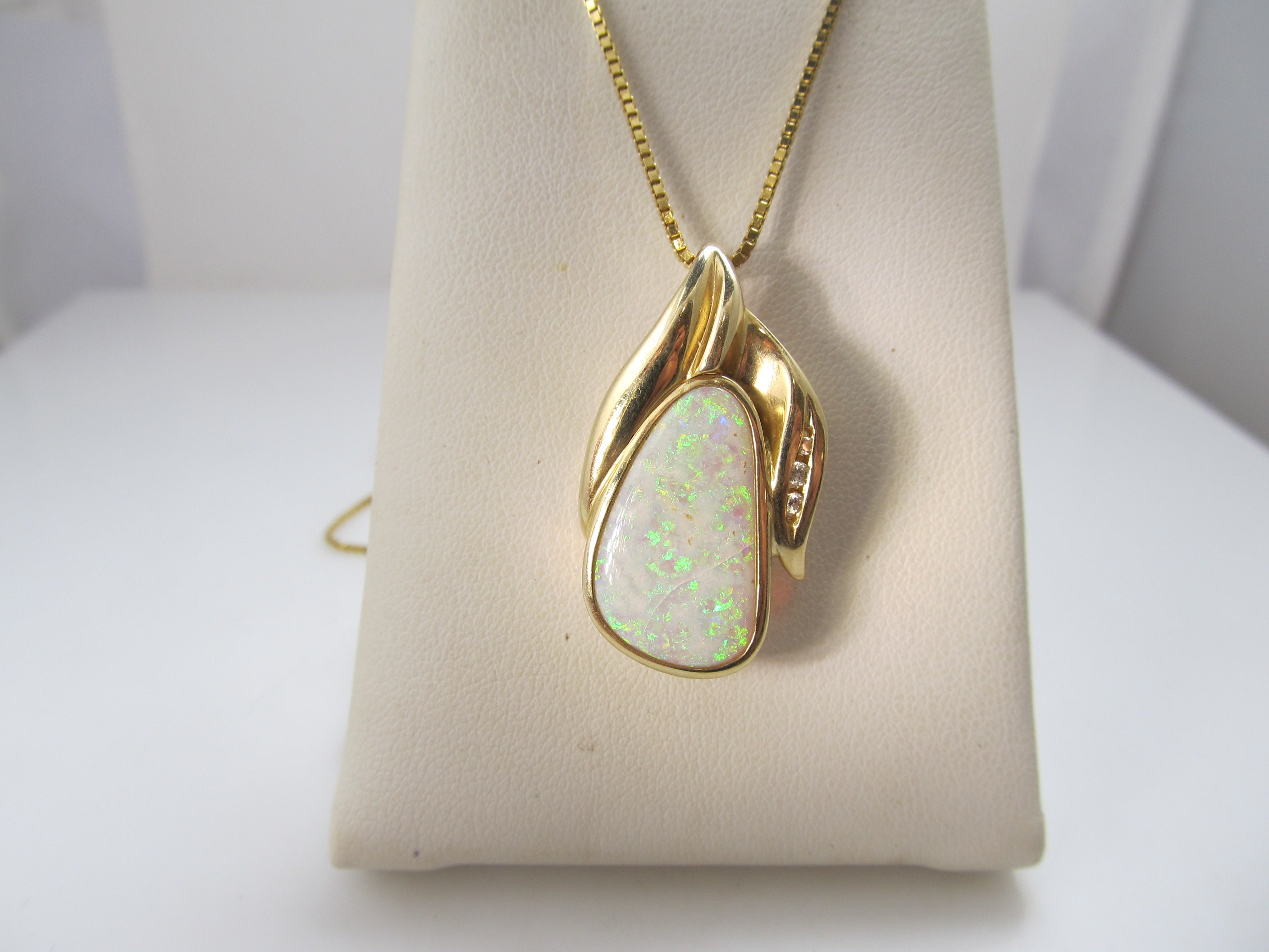 Estate 8.00ct opal diamond necklace, 14k yellow gold