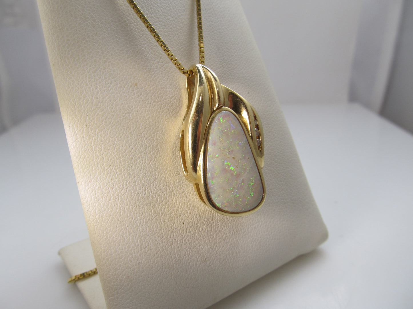 Estate 8.00ct opal diamond necklace, 14k yellow gold