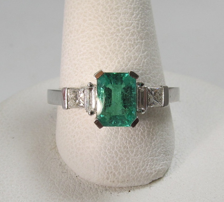 14k white gold emerald and diamond ring