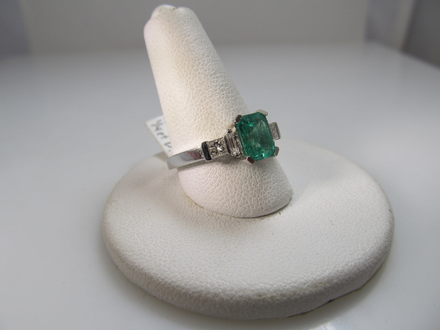 14k white gold emerald and diamond ring