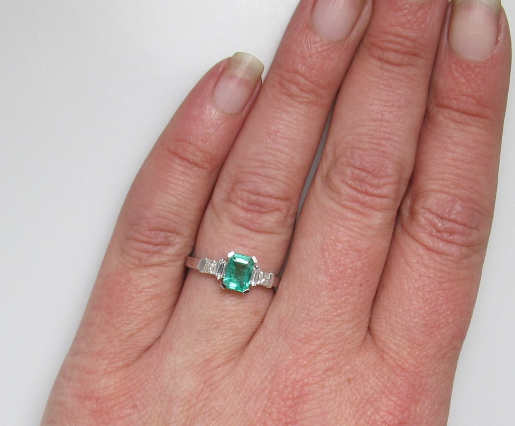 14k white gold emerald and diamond ring