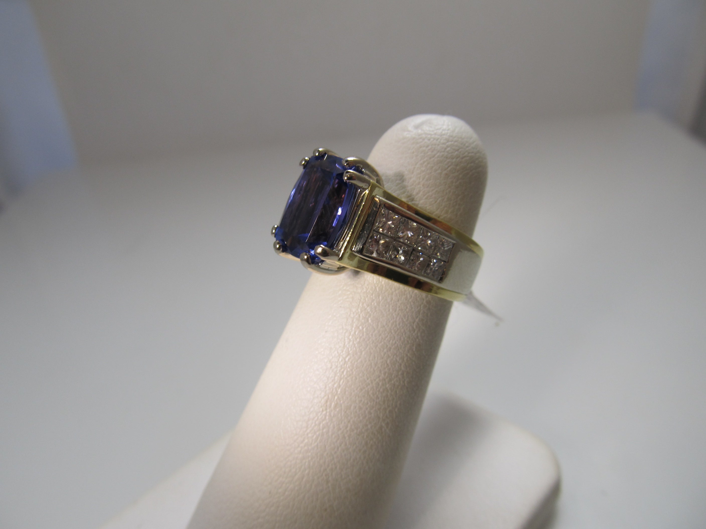 Stunning tanzanite ring