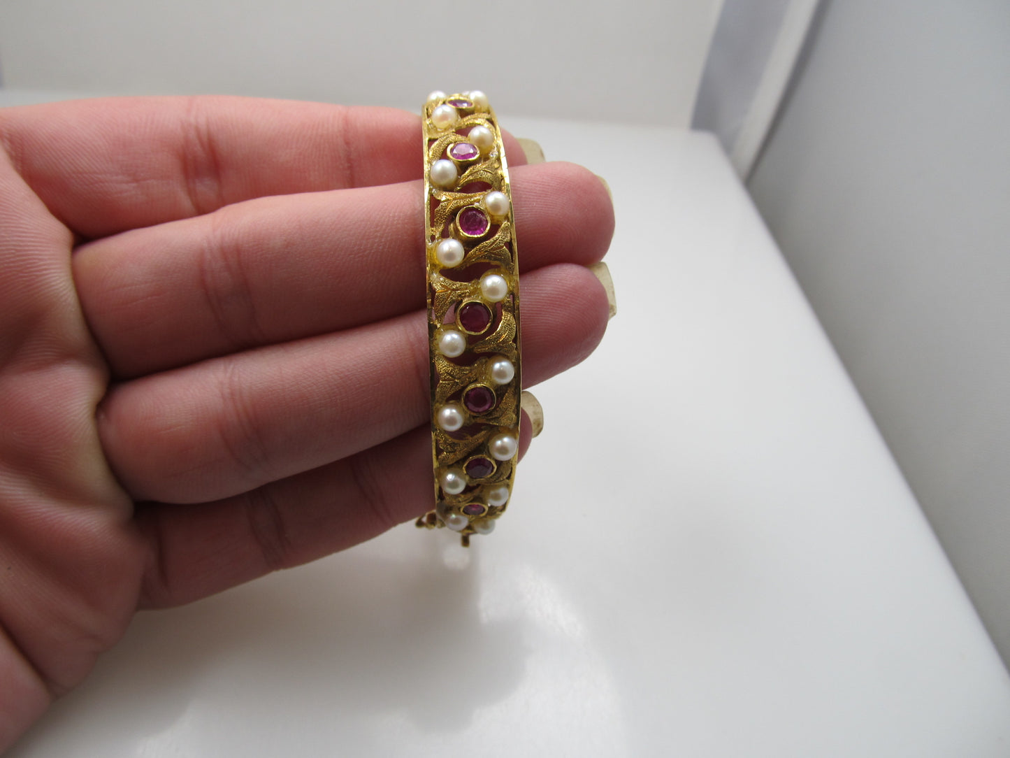Vintage 18k yellow gold bangle bracelet with ruby and pearl