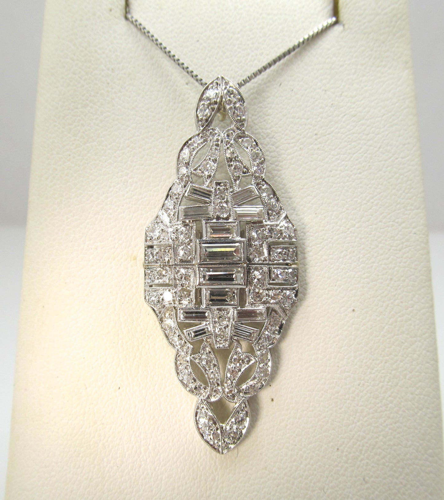 Beautiful platinum necklace with 2.00cts in diamonds, circa 1920