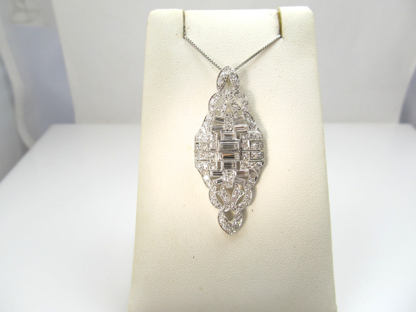 Beautiful platinum necklace with 2.00cts in diamonds, circa 1920