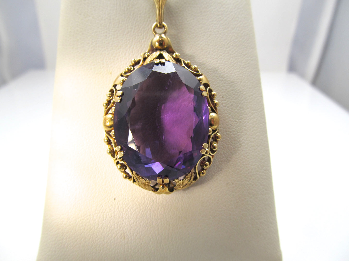Vintage 14k yellow gold necklace with a large amethyst